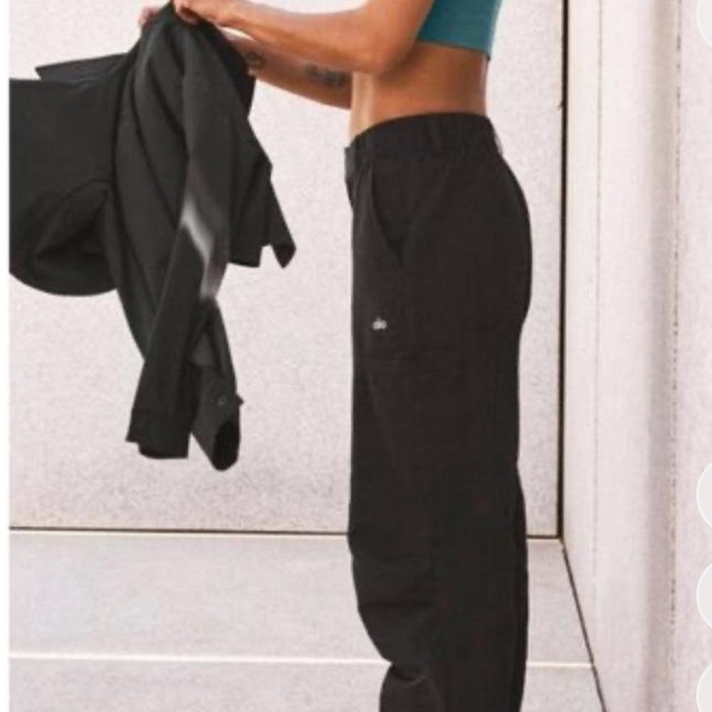 ALO Yoga Men's Dark Cargo Pants - Picture 6 of 6